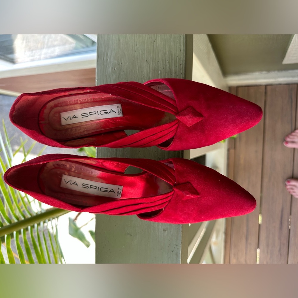 *** Via Spiga Gorgeous Red Suede Dress Pumps! Size 9.  Great for dressy events!